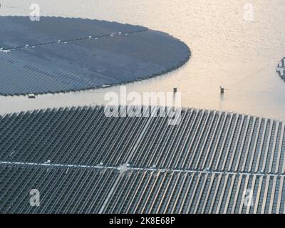 Pannelli solari girevoli galleggianti. Sistema solare di generazione di energia sostenibile su larga scala. Verde estrazione di energia elettrica dal sole su Foto Stock