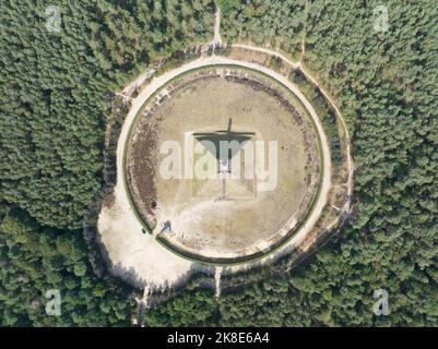 La Piramide di Austerlitz monumento costituito da un prato rivestito a forma di piramide sabbia tumulo di pietra obelisco. Utrecht comune di Woudenberg. Aeroporto Foto Stock