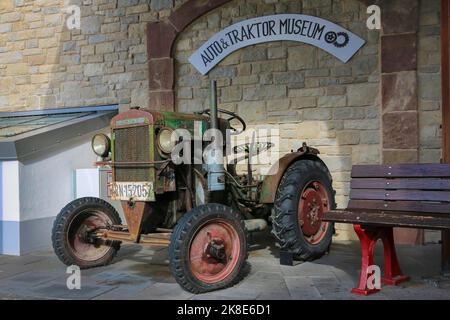 Vecchio trattore, museo dell'automobile e del trattore, Jaegerhof, Gebhardsweiler, Uhlidingen-Muehlhofen, Baden-Wuerttemberg, Germania Foto Stock