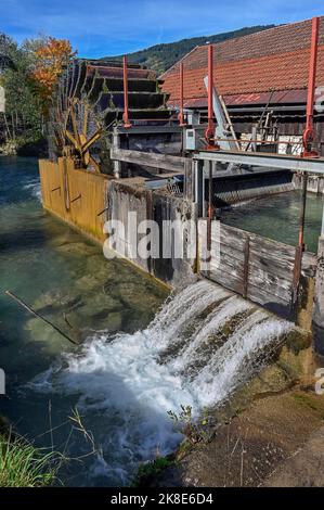 Il mulino a martelli con ruota d'acqua, Monumento culturale dell'anno 2022, Bad Oberdorf a Ostrachtal, Allgaeu, Baviera, Germania Foto Stock