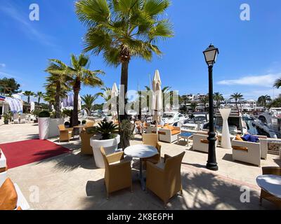 Ristorante a Cala Llonga Harbour, Cala d'Or, Maiorca, Maiorca, Isole Baleari, Spagna Foto Stock