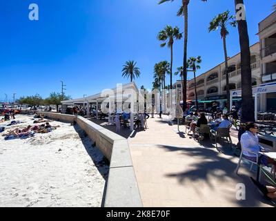 Bar e ristoranti sulla spiaggia di Colonia de Sant Jordi, Maiorca, Isole Baleari, Spagna Foto Stock