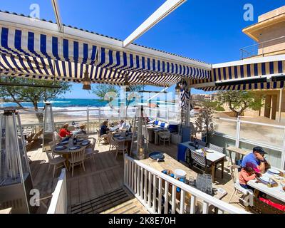 Bar e ristoranti sulla spiaggia di Colonia de Sant Jordi, Maiorca, Isole Baleari, Spagna Foto Stock