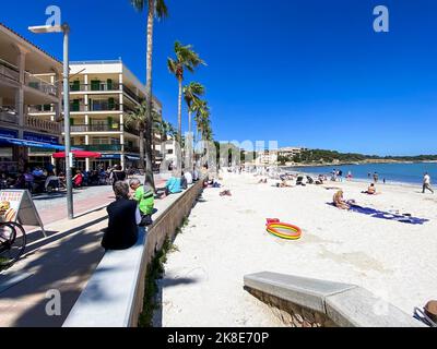 Bar e ristoranti sulla spiaggia di Colonia de Sant Jordi, Maiorca, Isole Baleari, Spagna, Europa Foto Stock