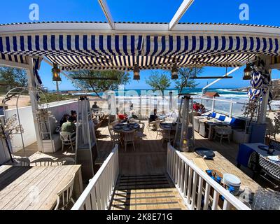 Bar e ristoranti sulla spiaggia di Colonia de Sant Jordi, Maiorca, Isole Baleari, Spagna Foto Stock