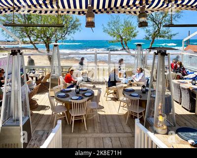 Bar e ristoranti sulla spiaggia di Colonia de Sant Jordi, Maiorca, Isole Baleari, Spagna Foto Stock