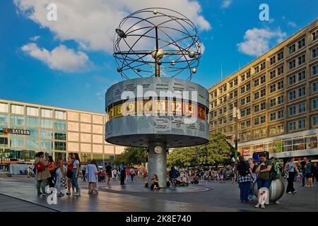 Orologio mondiale di Urania su Alexanderplatz, Berlin Mitte, Berlino, Germania Foto Stock