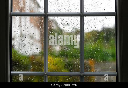 Gocce di pioggia su una finestra di vetro durante il tempo umido Inghilterra UK Foto Stock