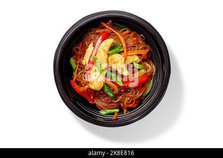 Tagliatelle di riso con pollo arrosto, peperone, carote in salsa saltata con scalpette tritate Foto Stock