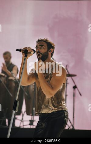 Roma, Italia. 22nd Ott 2022. Roma 22/10/2022 Concerto di Marco Mengoni, dopo il tour negli stadi, alla palalottomatica la seconda data romana, anch'essa esaurita. Nella foto Marco Mengoni Credit: Independent Photo Agency/Alamy Live News Foto Stock