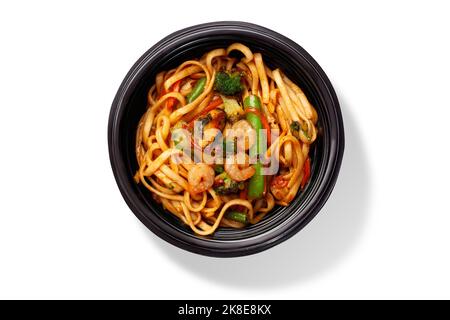 Spolverini di udon speziati con gamberetti fritti, cozze, calamari e verdure in ciotola Foto Stock