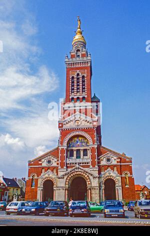 Archiviare immagini scansionate di una Francia passata. La Basilica di nostra Signora di Brebieres ad Alberto prese 1984. Superstision circonda la statua mariana sul Th Foto Stock