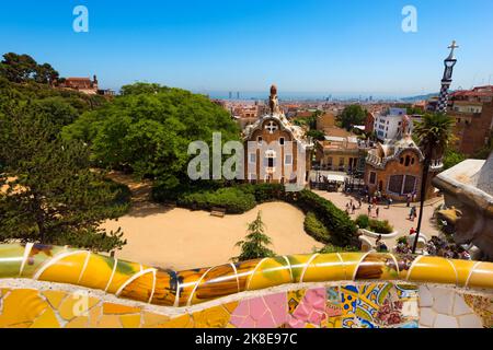 Barcellona. Panca in ceramica e edifici del Parco Guell progettati dal famoso architetto Antoni Gaudi (1852-1926). UNESCO, Sito Patrimonio Mondiale dell'Umanità. Foto Stock