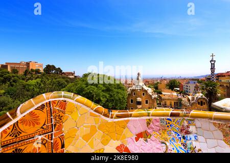 Barcellona. Panca in ceramica e edifici del Parco Guell progettati dal famoso architetto Antoni Gaudi (1852-1926). UNESCO, Sito Patrimonio Mondiale dell'Umanità. Foto Stock