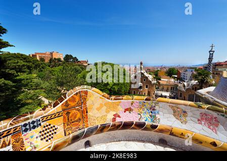 Barcellona. Panca in ceramica e edifici del Parco Guell progettati dal famoso architetto Antoni Gaudi (1852-1926). UNESCO, Sito Patrimonio Mondiale dell'Umanità. Foto Stock