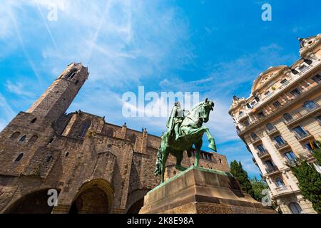 Statua di Ramon Berenguer III (1086-1131) nella piazza omonima. Sullo sfondo la Cappella di San Agata. Barcellona, Catalogna, Spagna, Europa. Foto Stock