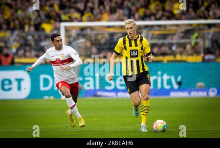 Dortmund, 22.10.2022 Nico Schlotterbeck (BVB), Tiago Tomas (VfB) Borussia Dortmund - VfB Stuttgart Fussball; Saison 2022/23 Foto: Moritz Müller Cop Foto Stock