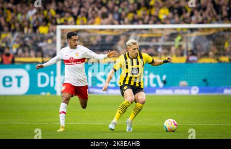 Dortmund, 22.10.2022 Nico Schlotterbeck (BVB), Tiago Tomas (VfB) Borussia Dortmund - VfB Stuttgart Fussball; Saison 2022/23 Foto: Moritz Müller Cop Foto Stock