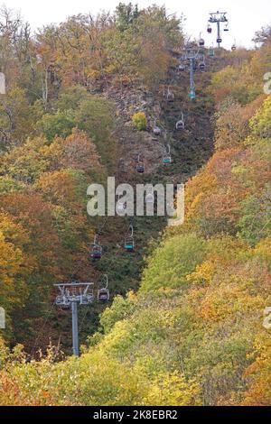 Thale, Germania. 23rd Ott 2022. I visitatori possono prendere la seggiovia per il Rosstrappe. Il tempo soleggiato ha attirato molti visitatori sulle montagne Harz. Gli operatori delle funivie e degli impianti di risalita di Harz sperimentano un elevato numero di visitatori questo fine settimana con l'inizio delle vacanze autunnali. Credit: Matthias Bein/dpa/Alamy Live News Foto Stock