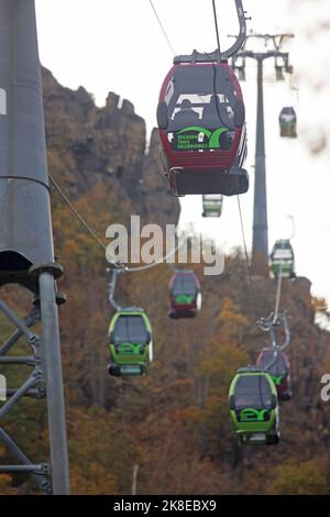 Thale, Germania. 23rd Ott 2022. Le gondole della funivia galleggiano sopra la Valle del Bode. Il tempo soleggiato ha attirato molti visitatori sulle montagne Harz. Gli operatori delle funivie e degli impianti di risalita di Harz stanno vivendo un elevato numero di visitatori questo fine settimana con l'inizio delle vacanze autunnali. Credit: Matthias Bein/dpa/Alamy Live News Foto Stock