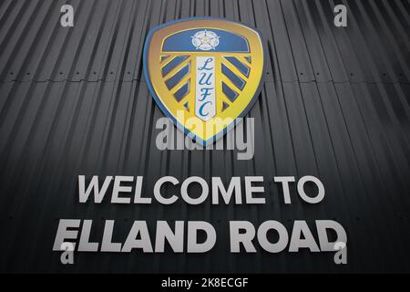 Leeds, Regno Unito. 23rd Ott 2022. Un cartello con la scritta “Welcome to Elland Road” fuori da Elland Road Stadium davanti alla partita della Premier League Leeds United vs Fulham a Elland Road, Leeds, Regno Unito, 23rd ottobre 2022 (Foto di James Heaton/News Images) a Leeds, Regno Unito il 10/23/2022. (Foto di James Heaton/News Images/Sipa USA) Credit: Sipa USA/Alamy Live News Foto Stock