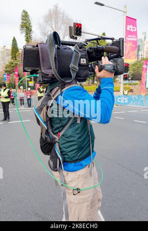 Un cameraman televisivo della ABC Sydney Australia che filma all'inizio della City to Surf (City2Surf) a Sydney, nuovo Galles del Sud, Australia nell'agosto 2022 Foto Stock