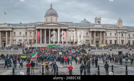 Vista panoramica dei manifestanti a Trafalgar Square, Londra, in solidarietà con le manifestazioni anti-governative in Iran. Foto Stock