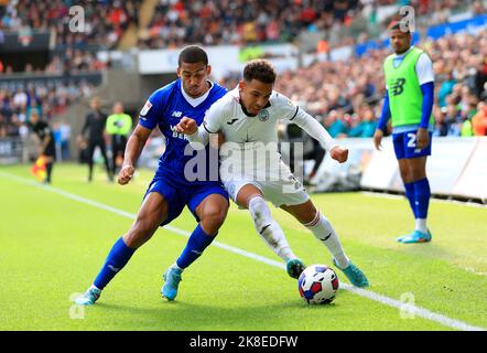 Andy Rinomhota (a sinistra) di Cardiff City e Matthew Sorinola di Swansea City si battono per la palla durante la partita del campionato Sky Bet al Swansea.com Stadium di Swansea. Data immagine: Domenica 23 ottobre 2022. Foto Stock