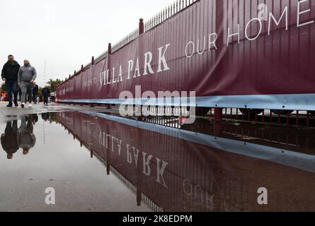 Birmingham, Regno Unito. 23rd Ott 2022. I tifosi arrivano per la partita della Premier League al Villa Park, Birmingham. Il credito dell'immagine dovrebbe essere: Darren Staples/Sportimage Credit: Sportimage/Alamy Live News Foto Stock