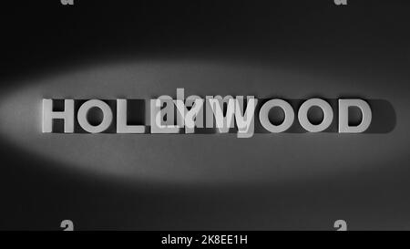 Hollywood - Parola singola con lettere stampate, vecchio stile cinematografico. Fotografia in bianco e nero Foto Stock