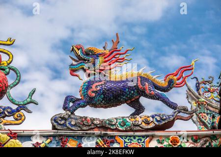 La statua di Kirin alla radice del Tempio di Tua Pek Kong, un tempio cinese situato vicino al lungomare di Kuching, Sarawak, Malesia. Foto Stock