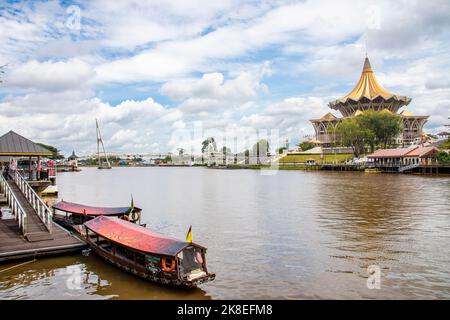 Kuching Malesia Settembre 3rd 2022: La vista del fiume Sarawak e del nuovo edificio dell'Assemblea legislativa dello Stato di Sarawak. Foto Stock
