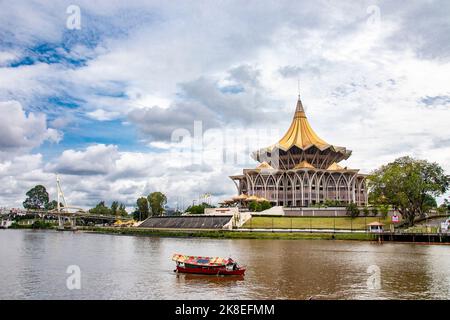 Kuching Malesia Settembre 3rd 2022: La vista del fiume Sarawak e del nuovo edificio dell'Assemblea legislativa dello Stato di Sarawak. Foto Stock