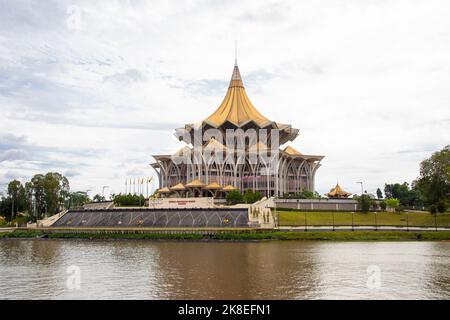 Kuching Malesia Settembre 3rd 2022: La vista del fiume Sarawak e del nuovo edificio dell'Assemblea legislativa dello Stato di Sarawak. Foto Stock