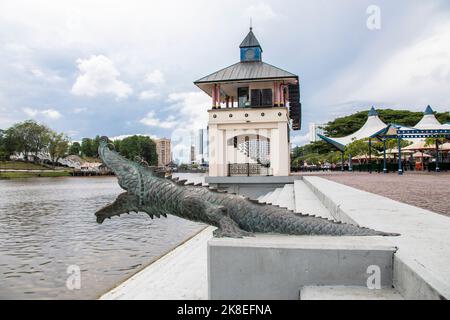 Kuching Malaysia Sep 3rd 2022:scultura in coccodrillo stilizzato di bronzo sulla sponda del fiume Sarawak a Kuching, Sarawak Malesia. Foto Stock