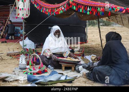 Gaza, Palestina. 23rd Ott 2022. Una donna palestinese cuoce il pane tradizionale mentre partecipa alla stagione della raccolta delle olive in un terreno agricolo. Il comune di Deir al-Balah e il Ministero dell'agricoltura palestinese hanno organizzato un raduno per la raccolta delle olive in occasione della Giornata del Patrimonio Palestinese. Credit: SOPA Images Limited/Alamy Live News Foto Stock