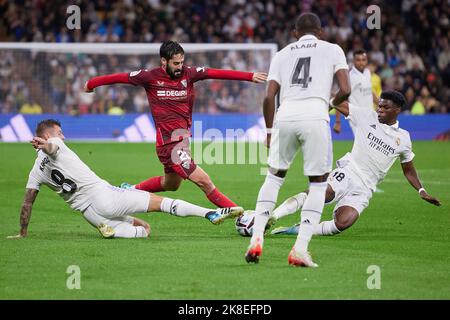 Madrid, Spagna. 22nd Ott 2022. ISCO (22) del Sevilla FC e toni Kroos (8) del Real Madrid visto durante la partita di LaLiga Santander tra il Real Madrid e il Sevilla FC all'Estadio Santiago Bernabeu di Madrid. (Photo Credit: Gonzales Photo/Alamy Live News Foto Stock