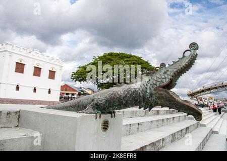 Kuching Malaysia Sep 3rd 2022:scultura in coccodrillo stilizzato di bronzo sulla sponda del fiume Sarawak a Kuching, Sarawak Malesia. Foto Stock