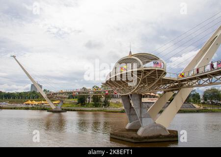 La vista del fiume Sarawak e la vista del Ponte Darul Hana a Kuching, Sarawak Malesia. Lo sfondo è la nuova Assemblea legislativa dello Stato di Sarawak Foto Stock