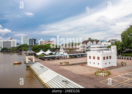 Kuching Malesia Settembre 3rd 2022: La vista del fiume Sarawak e Square Tower sul lungomare. Foto Stock