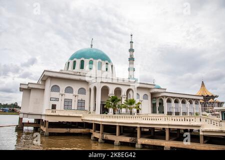 La vista del fiume Sarawak e l'India Moschea Kuching in Kuching Sarawak Malesia. L'unica moschea galleggiante di Kuching situata sul lungomare Foto Stock