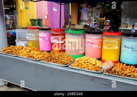 Kuching Malesia 3rd settembre 2022: La bancarella per vendere diversi snack e bevande colorate del mercato locale in India Street. Foto Stock