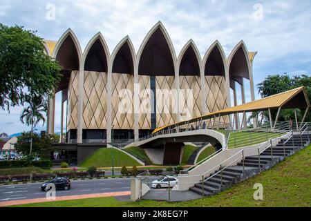 Kuching Malesia 3rd set 2022: Vista esterna del Museo delle Culture del Borneo. Un moderno edificio a cinque piani con un design architettonico distintivo Foto Stock