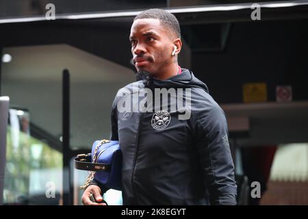 Ivan Toney #17 di Brentford arriva davanti alla partita della Premier League Aston Villa vs Brentford a Villa Park, Birmingham, Regno Unito, 23rd ottobre 2022 (Foto di Gareth Evans/News Images) Foto Stock