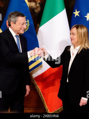 Il primo ministro uscente italiano, Mario Draghi e il nuovo primo ministro italiano, Giorgia Meloni, durante la cerimonia di consegna della campana del ministro Foto Stock