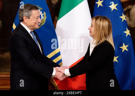 Il primo ministro uscente dell'Italia, Mario Draghi e il nuovo primo ministro italiano, Giorgia Meloni Foto Stock