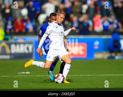 Swansea, Galles, Regno Unito. 23rd ottobre 2022; Swansea.com° stadio, Swansea, Galles; calcio da campionato, Swansea contro Cardiff; Ollie Cooper di Swansea City passa la palla sotto la pressione di Andy Rinomhota di Cardiff City Credit: Action Plus Sports Images/Alamy Live News Credit: Action Plus Sports Images/Alamy Live News Foto Stock