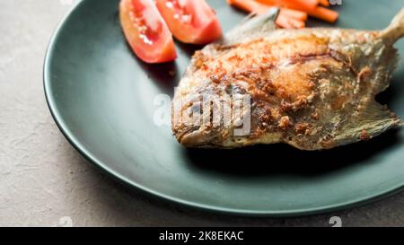 Pesce pomfret o ikan Bawal, che sono stati cotti o fryied bene Foto Stock