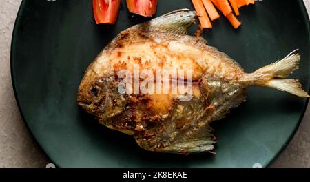 Pesce pomfret o ikan Bawal, che sono stati cotti o fryied bene Foto Stock