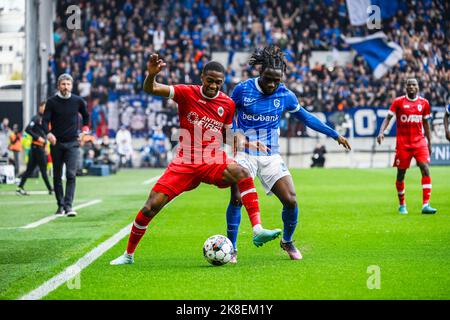 Michel Ange Balikwisha di Anversa e Joseph Paintsil di Genk hanno mostrato in azione durante una partita di calcio tra il Royal Antwerp FC e il KRC Genk, domenica 23 ottobre 2022 ad Anversa, il giorno 14 della prima divisione del campionato belga della 'Jupiler Pro League' del 2022-2023. BELGA FOTO TOM GOYVAERTS Foto Stock